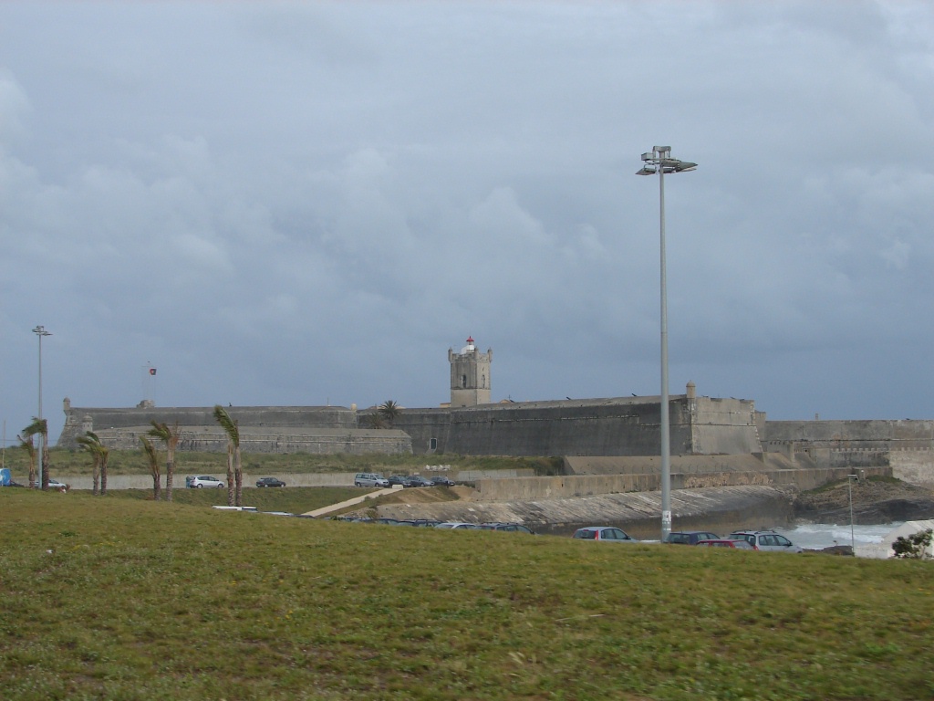 2008/03(March)/AroundTheWorld/Lisbon/1024x768_old fort to protect harbor.jpg